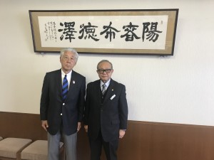 野国昌春北谷町町長（右）と河野博文JSAF会長