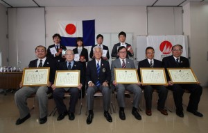 受賞者の方々。前列左から小野澤秀典、西田昭二、1人おいて鈴木修、斉藤威、沖田勇三、後列左から穴見知典、生地みづ穂、加藤文弥、丹羽巧の各氏(前列左から3人目は河野博文JSAF会長）