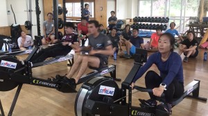 ローイング中のスペインチーム、吉田愛選手。ローイングマシンはセーリング競技のトレーニングに欠かせないもの