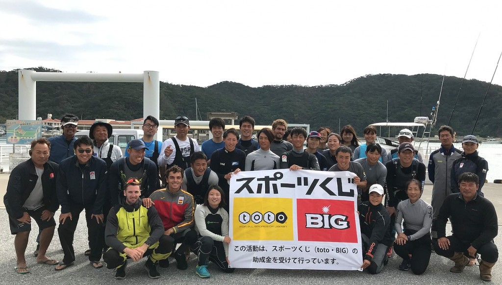 座間味合宿に参加した470セーラーとスタッフ
