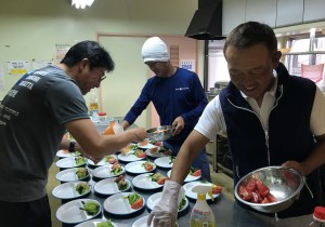 スタッフも配膳や食事づくりを毎日手伝いしました