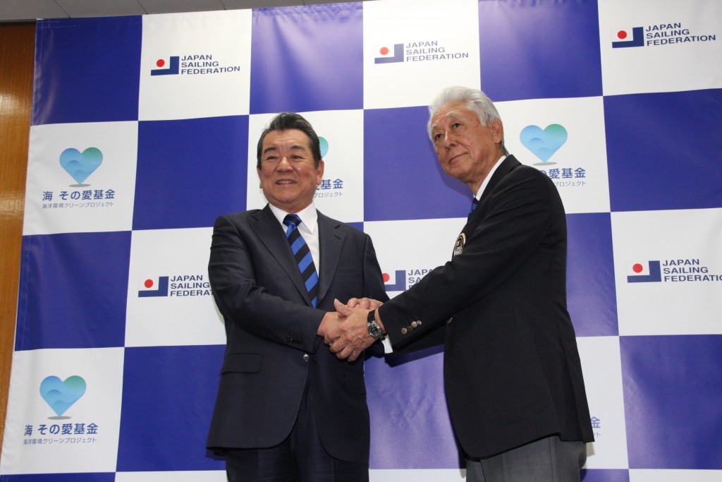 「海　その愛基金」創設を発表する加山雄三さん(左）と河野博文JSAF会長（photo by JSAF)