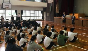 合宿期間中、座間味村役場や座間味村小学校へ招かれ、職員の方々からの激励や小中学生全校生徒の声援を受けた選手たちは、これからの厳しい戦いをさらに頑張っていける力をいただきました