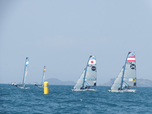 上マークに向かう山崎・髙野組　photo by JSAF
