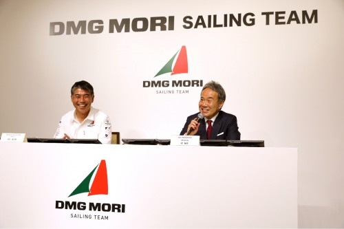 白石康次郎選手(左)と森雅彦DMG森精機株式会社 取締役社長