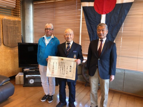 左から阿久津壽横浜ヨット協会理事長、斉藤実さん、大村雅一JSAF常務理事