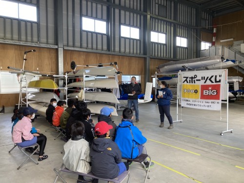 開会式で挨拶する山田コーチと佐藤コーチ