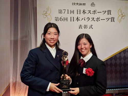 競技団体別最優秀賞を受賞した市橋（右）・後藤ペア