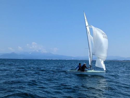 470で海上練習を行う池田海人選手（HOPEアドバンス所属）と毛利咲絵選手（HOPEベーシック所属）