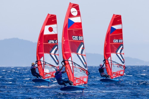 メダルレースで7位から2位に躍進した新嶋選手（左）© FFVoile / SailingEnergy